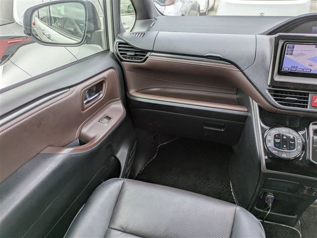 2017 TOYOTA ESQUIRE