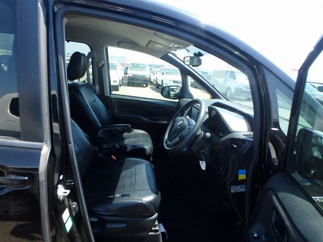 2017 TOYOTA VOXY